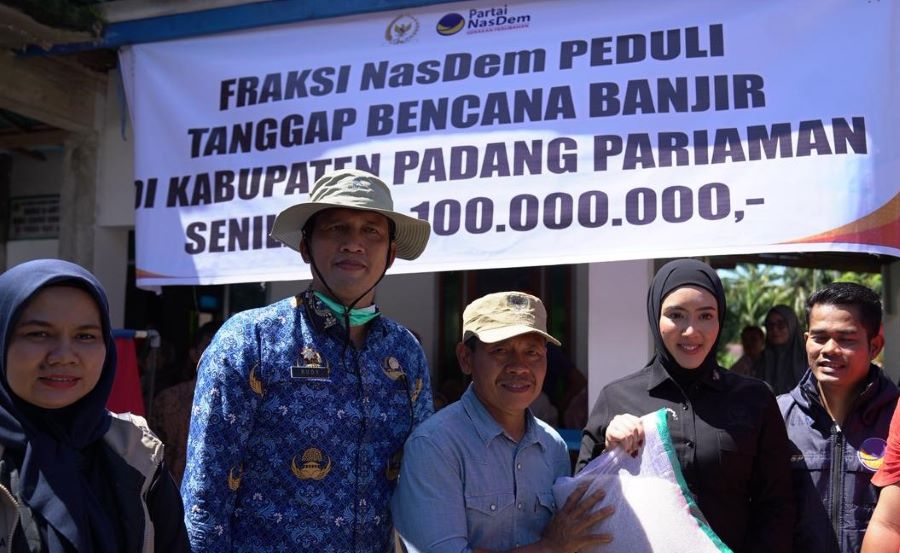Cindy Serahkan Bantuan untuk Korban Banjir Padang Pariaman